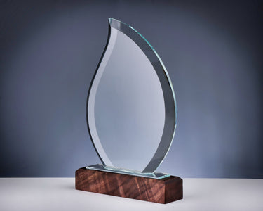 Awards München: Glanzvolle Preisverleihung in München mit festlicher Gala, eleganten Trophäen, prominenten Gästen wie Schauspielern, Musikern und Designern; roter Teppich, Blitzlichtgewitter, stilvolle Abendmode und Auszeichnungen für herausragende Leistungen in Kultur, Medien, Sport und Design.